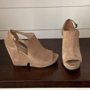 Women's Tan Wedge Sandals